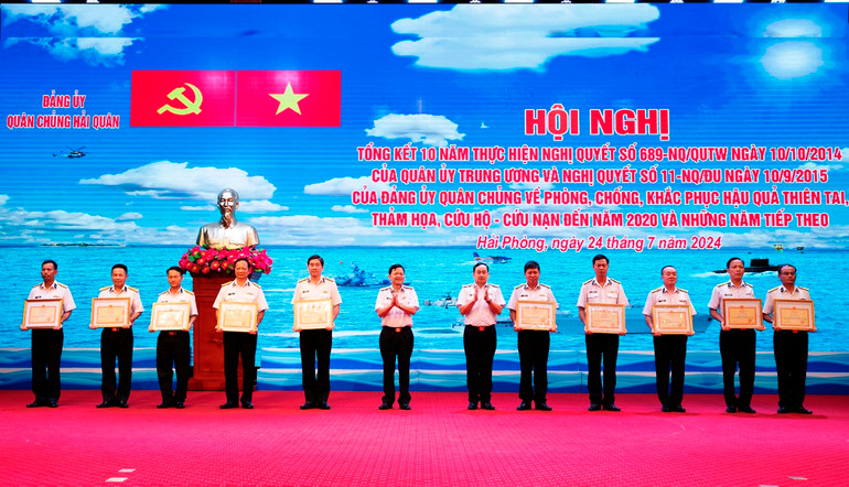 Trao thưởng cho 10 tập thể, 6 cá nhân thuộc Quân chủng Hải quân có thành tích xuất sắc trong thực hiện phòng, chống, khắc phục hậu quả thiên tai, thảm họa, cứu hộ-cứu nạn.