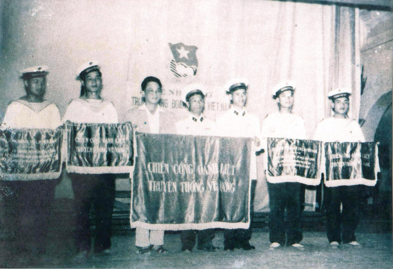 Lễ đón nhận cờ “Chiến công oanh liệt - Truyền thống vẻ vang” của bộ đội Hải quân sau chiến thắng ngày 5/8/1964. (ảnh Tư liệu) Lễ đón nhận cờ “Chiến công oanh liệt - Truyền thống vẻ vang” của bộ đội Hải quân sau chiến thắng ngày 5/8/1964. (ảnh Tư liệu)