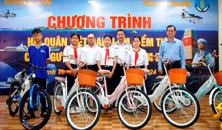 Tặng xe đạp các em học sinh vượt khó học giỏi.