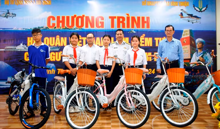Tặng xe đạp các em học sinh vượt khó học giỏi.