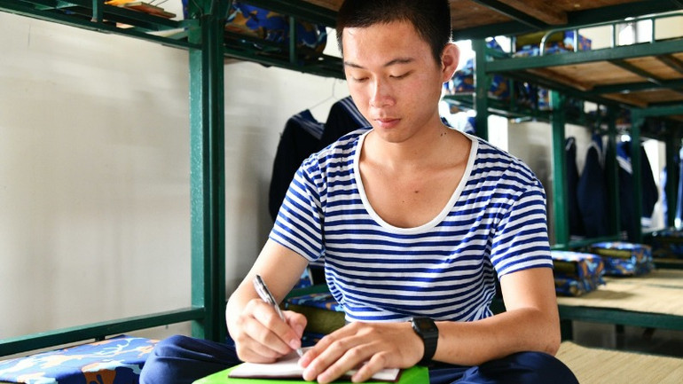 Tranh thủ viết thư cho người thân, bạn bè, người yêu...