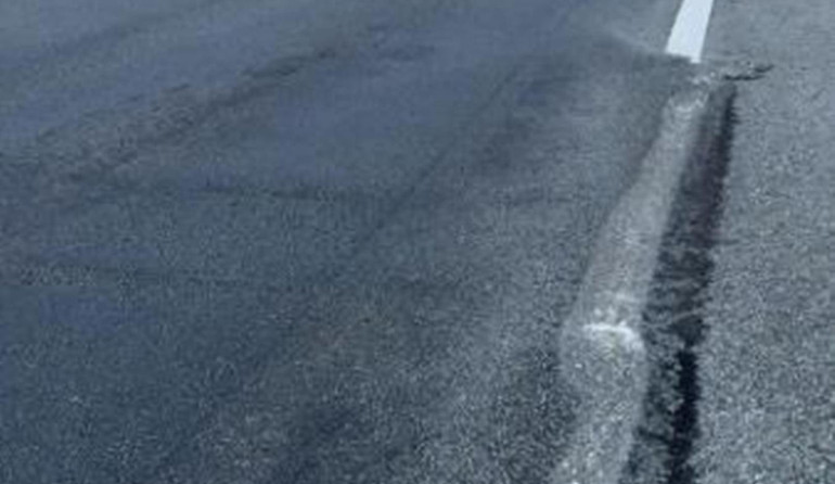 Mặt đường xuống cấp tạo thành vệt sóng trâu tại Km 109+800.