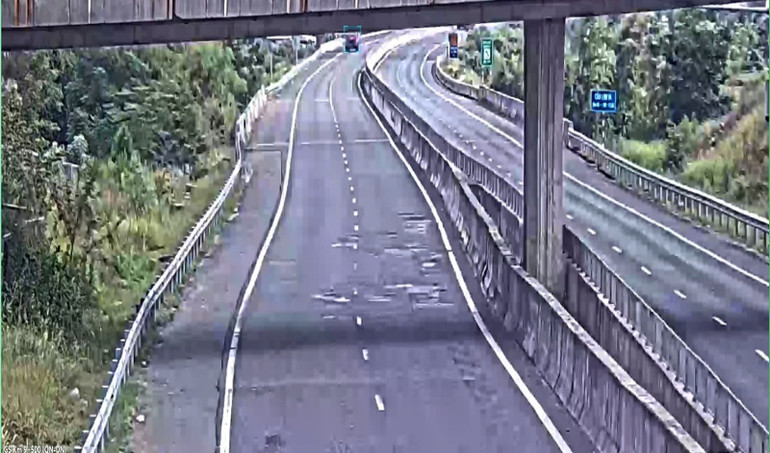 Mặt đường hư hỏng nặng, lún sâu gây xô lệch cả rào chắn an toàn và giải phân cách cứng tại Km 9+500.