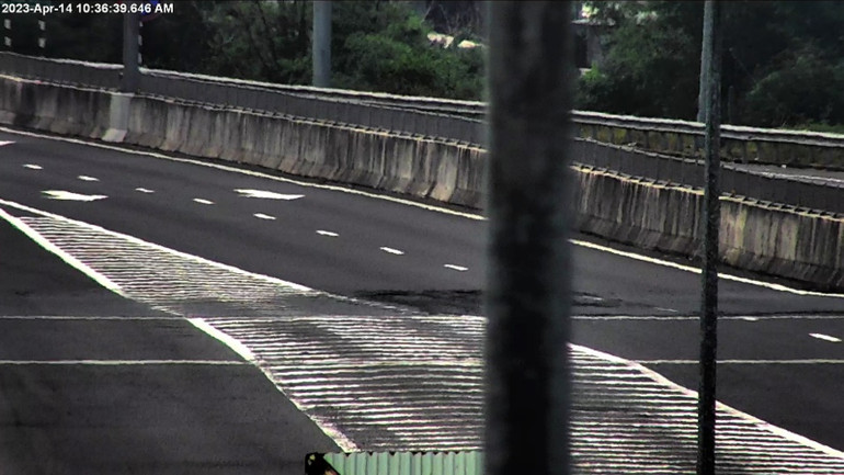 Mặt đường và mố cầu bị hư hỏng nặng tại Km 13+000.