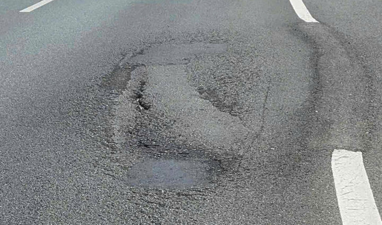 Mặt đường hư hỏng được vá sơ sài tại Km 55+600.