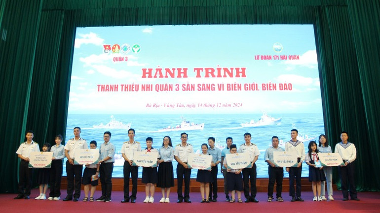 Đại diện Quận đoàn Quận 3, TP Hồ Chí Minh trao học bổng cho con cán bộ, chiến sĩ Lữ đoàn.