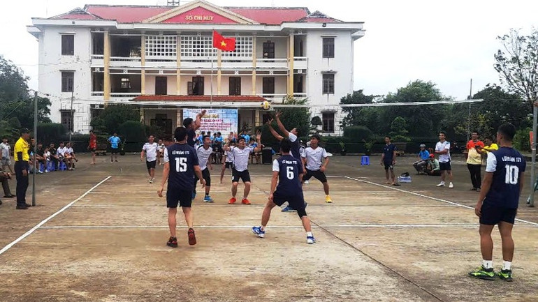 Giao lưu bóng chuyền chào mừng kỷ niệm 80 năm Ngày thành lập Quân đội nhân dân Việt Nam.