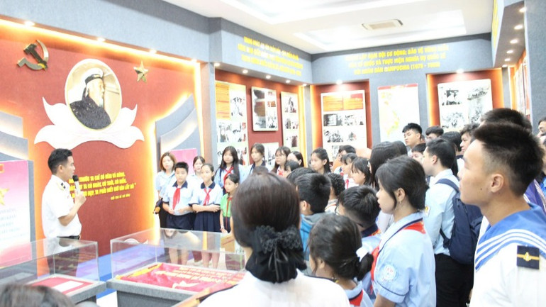 Các đại biểu thăm quan nhà truyền thống.