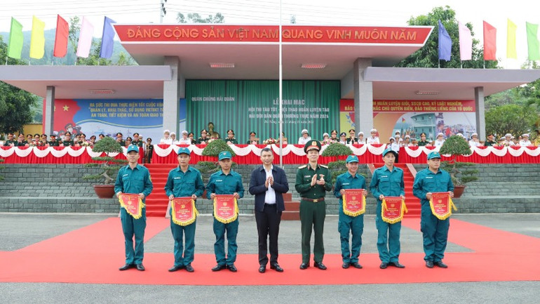Thủ trưởng Bộ Quốc phòng và lãnh đạo Ủy ban nhân dân thành phố Đà Nẵng trao cờ lưu niệm cho các lực lượng tham gia hội thi, hội thao. Thủ trưởng Bộ Quốc phòng và lãnh đạo Ủy ban nhân dân thành phố Đà Nẵng trao cờ lưu niệm cho các lực lượng tham gia hội thi, hội thao.