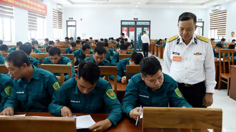 Các thí sinh thực hiện nội dung thi trắc nghiệm các chuyên ngành. Các thí sinh thực hiện nội dung thi trắc nghiệm các chuyên ngành.