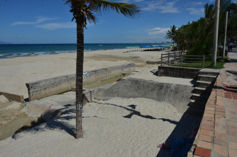 Cửa xả Mỹ Khê, nơi nước thải đen ngòm, hôi thối chảy ra biển chiều 15/7.