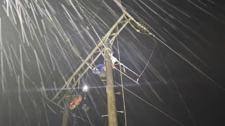 Công nhân Điện lực Quảng Trị làm việc xuyên đêm để kịp thời cấp điện phục vụ sản xuất, đời sống.