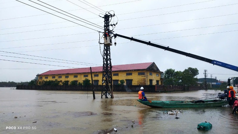 Nhiều khu vực còn bị ngập sâu, chưa thể cấp điện trở lại vì thiếu an toàn.