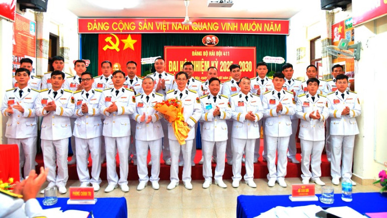 Thủ trưởng Lữ đoàn tặng hoa chúc mừng ban chấp hành nhiệm kỳ 2025-2030.