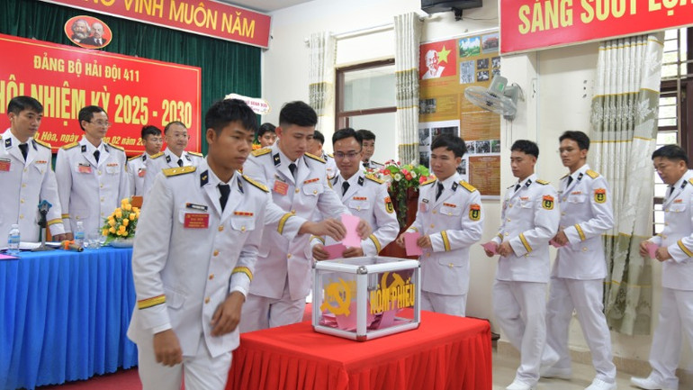 Bỏ phiếu bầu Ban Chấp hành Đảng bộ nhiệm kỳ 2025-2030.