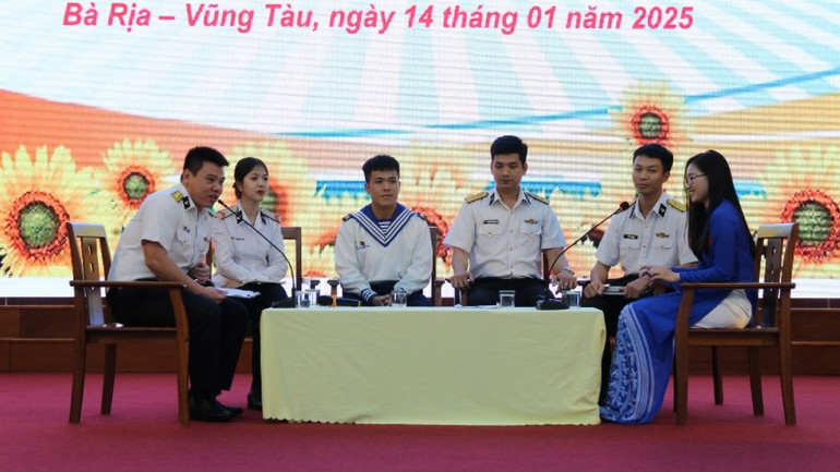 Cán bộ, đoàn viên thanh niên và các đồng chí hạ sĩ quan, binh sĩ giao lưu, tìm hiểu về văn hóa khi tham gia mạng xã hội.