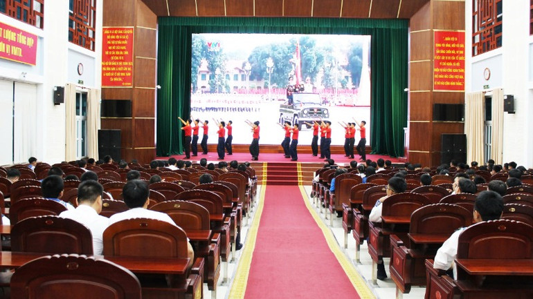 Tiết mục văn nghệ biểu diễn tại buổi tọa đàm.