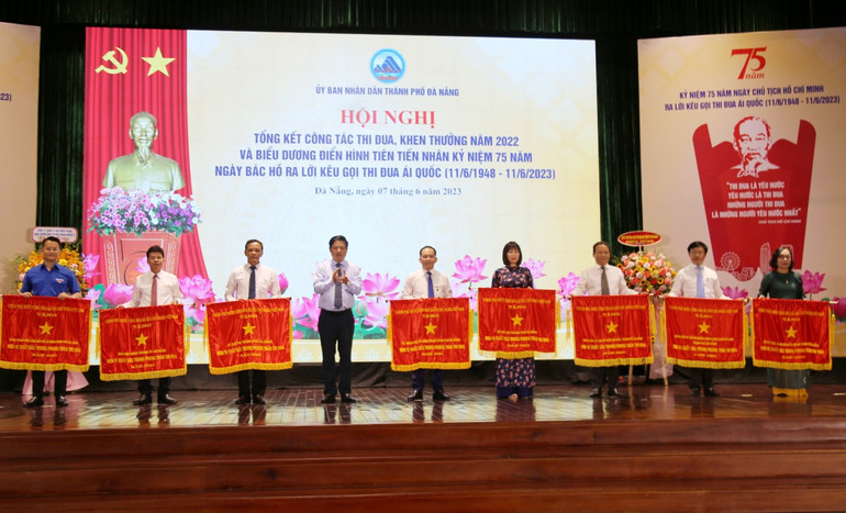 Trao bằng khen cho các tập thể, cá nhân xuất sắc trong phong trào thi đua yêu nước năm 2022.