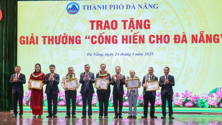 Trao tặng Giải thưởng "Cống hiến cho Đà Nẵng".