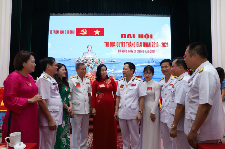 Đại biểu tham dự Đại hội cùng giao lưu, trò chuyện.