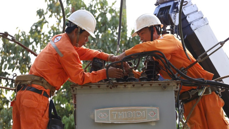 Công nhân Điện lực Quảng Nam kiểm tra, nâng cấp trạm biến áp tại huyện miền núi Nam Trà My.