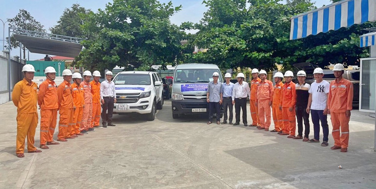 Đội xung kích Điện lực Miền Trung tham gia xây dựng đường dây 500Kv mạch 3 đoạn Quảng Trạch-Phố Nối hồi tháng 6 vừa qua.