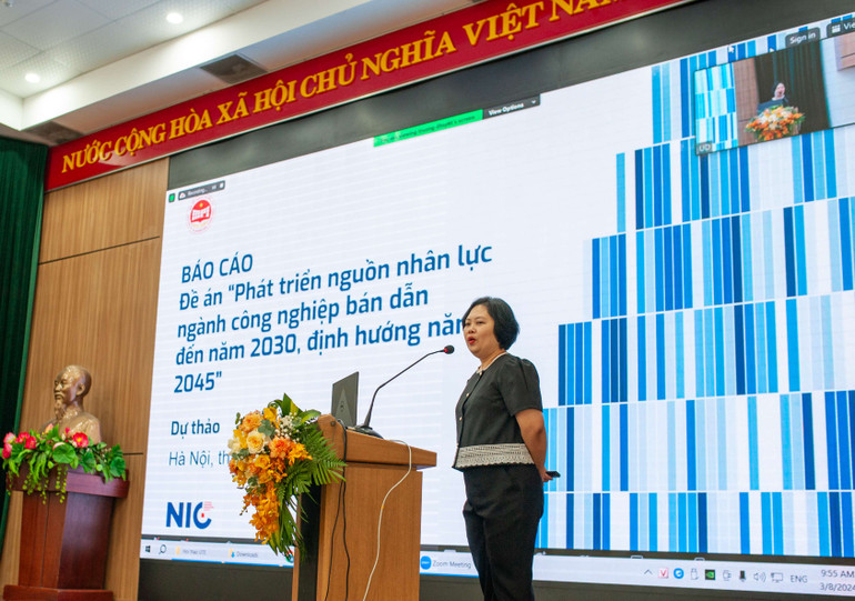 Đại diện Trung tâm Đổi mới sáng tạo Quốc gia trình bày dự thảo đề án: “Phát triển nguồn nhân lực ngành công nghiệp bán dẫn đến năm 2030, định hướng năm 2045”.