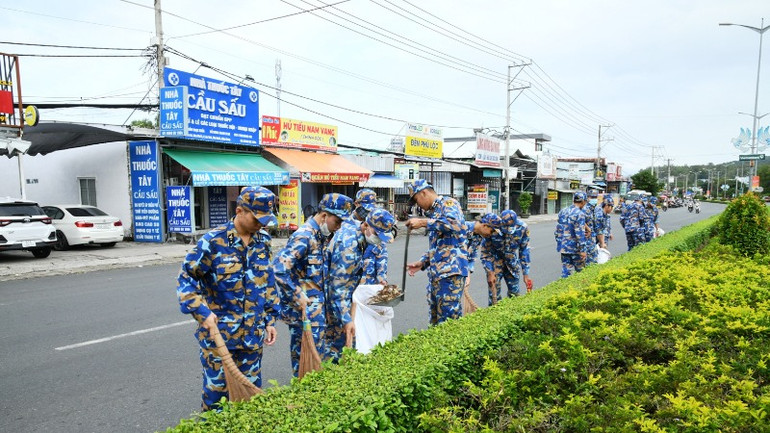 Chiến sĩ Vùng 5 Hải quân dọn vệ sinh đường phố Phú Quốc.