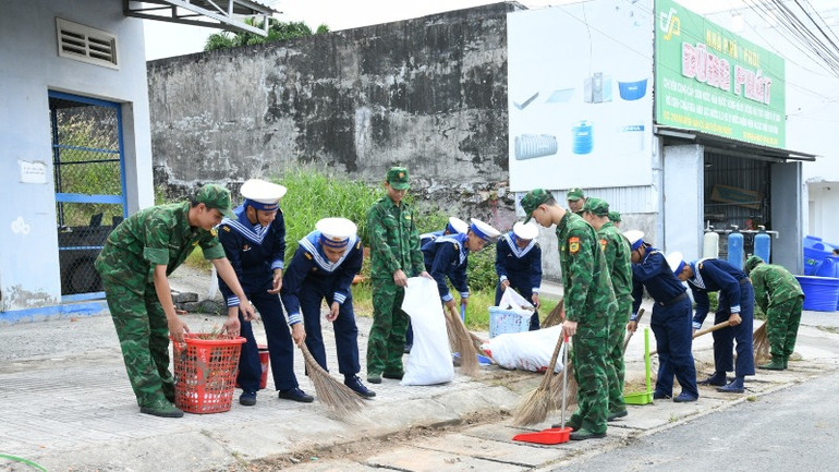 Các đơn vị phối hợp làm sạch đường phố Phú Quốc.