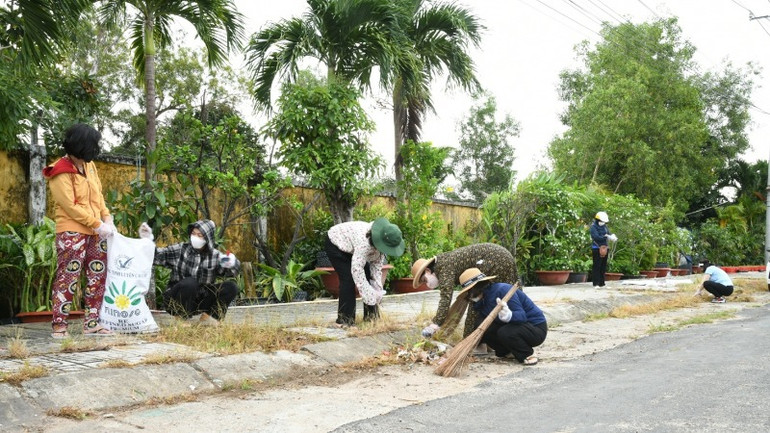 Người dân phường An Thới tham gia dọn vệ sinh môi trường.