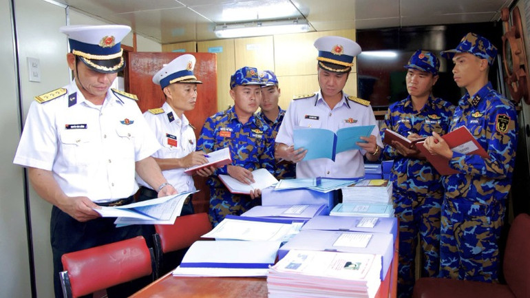 Thượng tá Mai Đăng Danh và đoàn công tác số 2 kiểm tra sổ sách Tàu 263, Hải đội 515, Lữ đoàn 175.