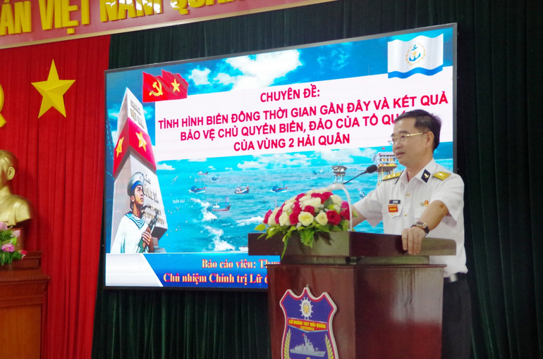 Báo cáo viên của Lữ đoàn 167 Hải quân tuyên truyền tình hình biển đảo.
