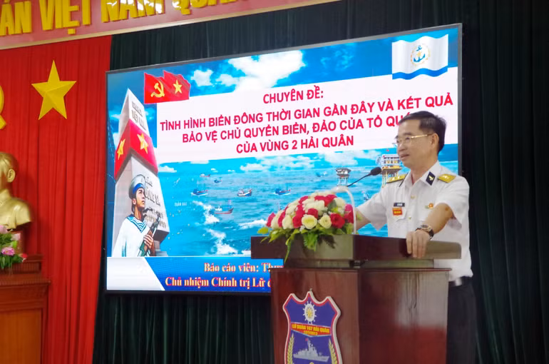 Báo cáo viên của Lữ đoàn 167 Hải quân tuyên truyền tình hình biển đảo.