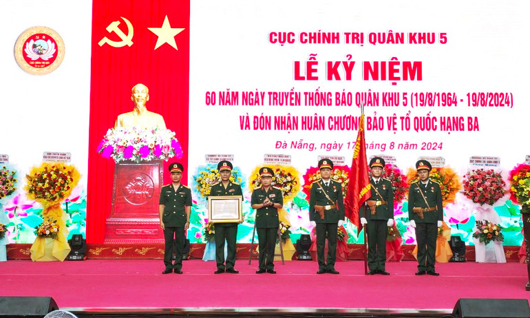 Thừa ủy quyền của Chủ tịch nước, trung tướng Thái Đại Ngọc trao Huân chương Bảo vệ Tổ quốc hạng Ba cho Báo Quân khu 5.
