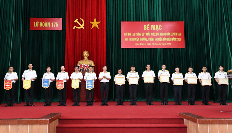 Chỉ huy Lữ đoàn 175 trao thưởng cho các tập thể và cá nhân đạt thành tích tốt.