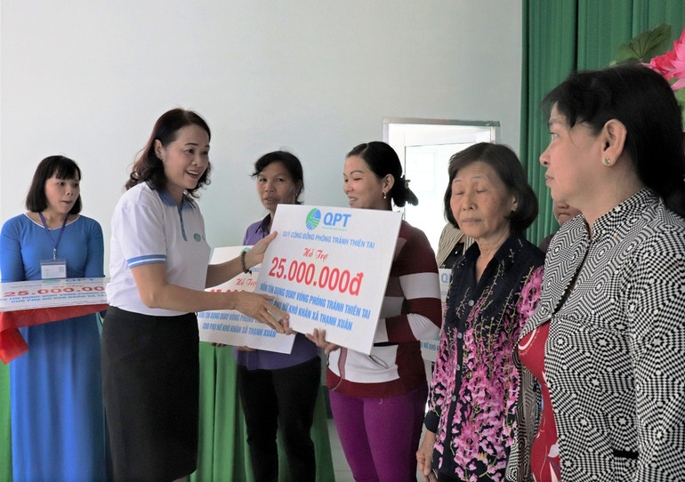 Trao vốn quay vòng cho phụ nữ nghèo ở tỉnh Hậu Giang.