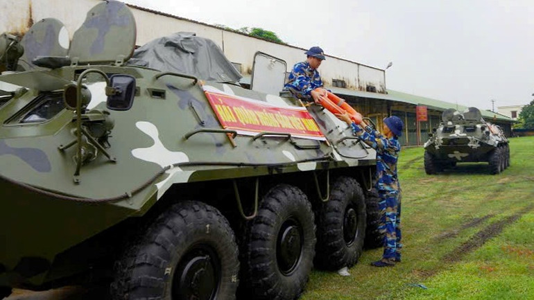 Cán bộ chiến sĩ Vùng 1 Hải quân thực hiện nhiệm vụ hỗ trợ các địa phương phòng tránh bão Yagi và tìm kiếm cứu hộ-cứu nạn.