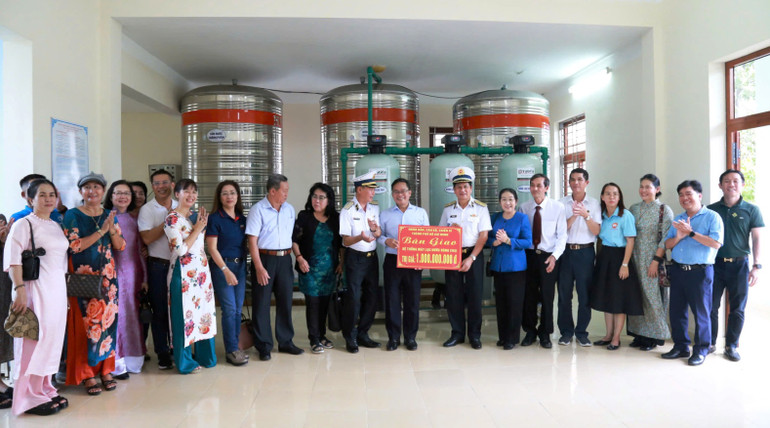 Bàn giao Hệ thống máy lọc nước đóng chai cho cán bộ, chiến sĩ Vùng 4 Hải quân.