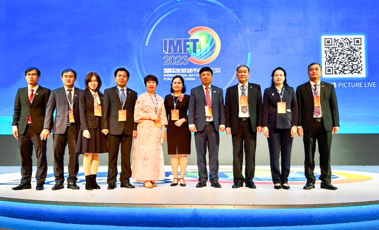 Đoàn công tác lãnh đạo thành phố Đà Nẵng tham dự Diễn đàn Thị trưởng thành phố du lịch quốc tế Trung Quốc năm 2023 tại thành phố Trịnh Châu, tỉnh Hà Nam, Trung Quốc.