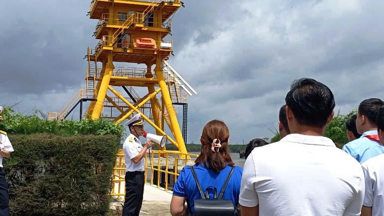 Đoàn viên thanh niên tham quan trực tiếp ở đơn vị Hải quân.
