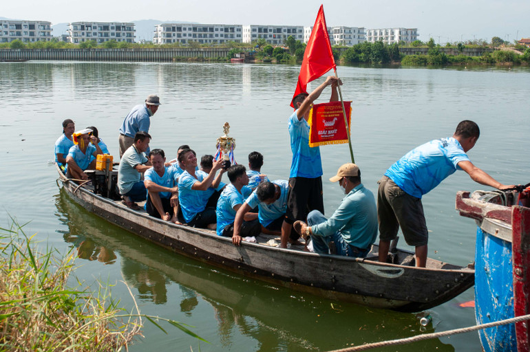 Giải đua thuyền quận Liên Chiểu năm nay quy tụ 120 vận động viên của 4 đội thuyền nam và 4 đội thuyền nữ.