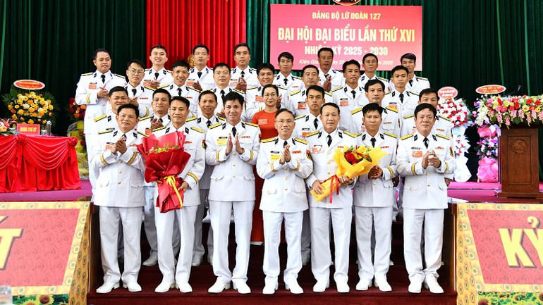 Lãnh đạo, chỉ huy Vùng 5 Hải quân chúc mừng thành công Đại hội. Lãnh đạo, chỉ huy Vùng 5 Hải quân chúc mừng thành công Đại hội.