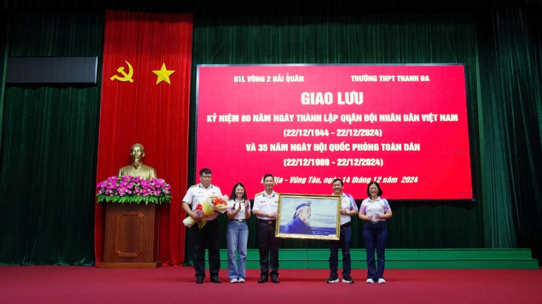 Thủ trưởng Bộ Tư lệnh Vùng 2 trao tặng tranh Bác Hồ với Hải quân cho Trường THPT Thanh Đa.