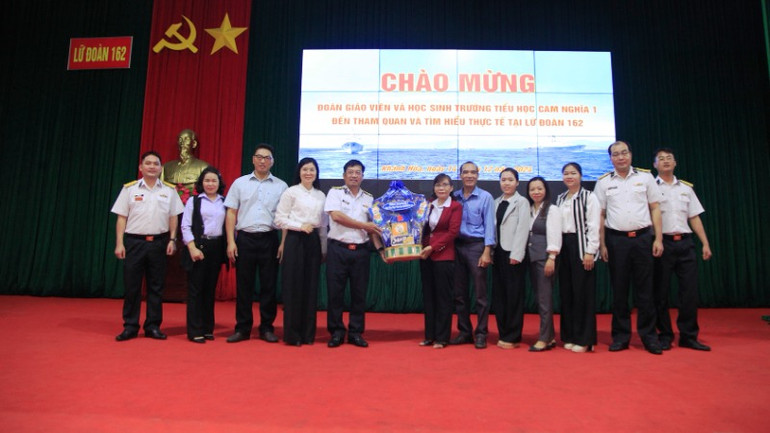 Đại diện Trường tiểu học Cam Nghĩa 1, tỉnh Khánh Hòa tặng quà chúc mừng cán bộ, chiến sĩ Lữ đoàn 162 nhân kỷ niệm 22/12.