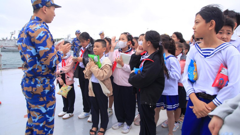 Các em học nghe giới thiệu về tàu chiến đấu Hải quân và trải nghiệm thực tế.