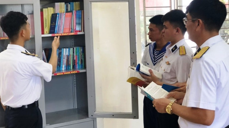 Giới thiệu về Tủ sách pháp luật cho chiến sĩ trẻ.