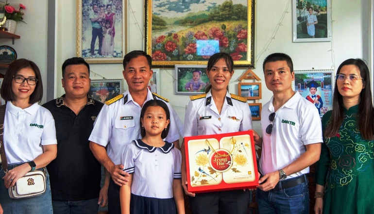 Tặng quà Trung thu cho gia đình Thiếu tá Trần Thị Thủy, con gái của liệt sĩ Trần Văn Phương hy sinh trong sự kiện Gạc Ma năm 1988.