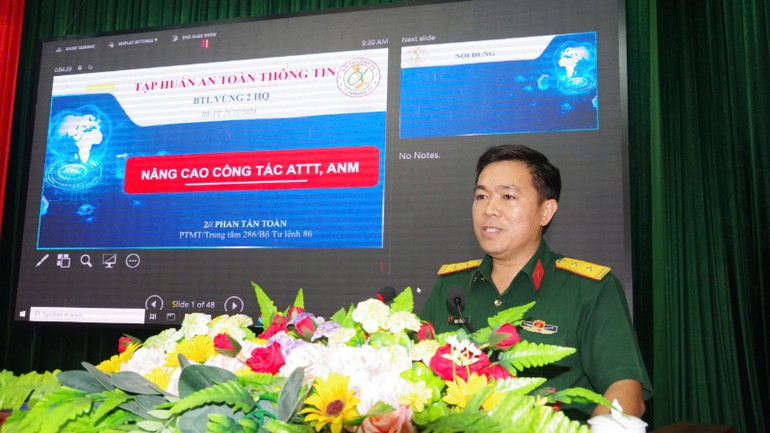 Báo cáo viên Trung tâm 286-Bộ Tư lệnh 86 phổ biến nội dung về an ninh mạng.