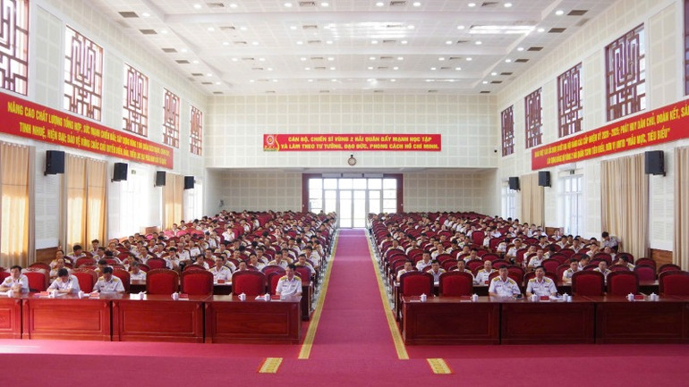 Hơn 400 cán bộ, chiến sĩ Vùng 2 Hải quân được tuyên truyền, phổ biến, giáo dục pháp luật.