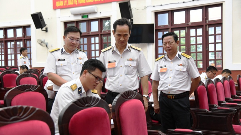 Lãnh đạo, chỉ huy Vùng kiểm tra thí sinh thực hiện phần thi nhận thức, kỹ năng, nghiệp vụ báo cáo viên.